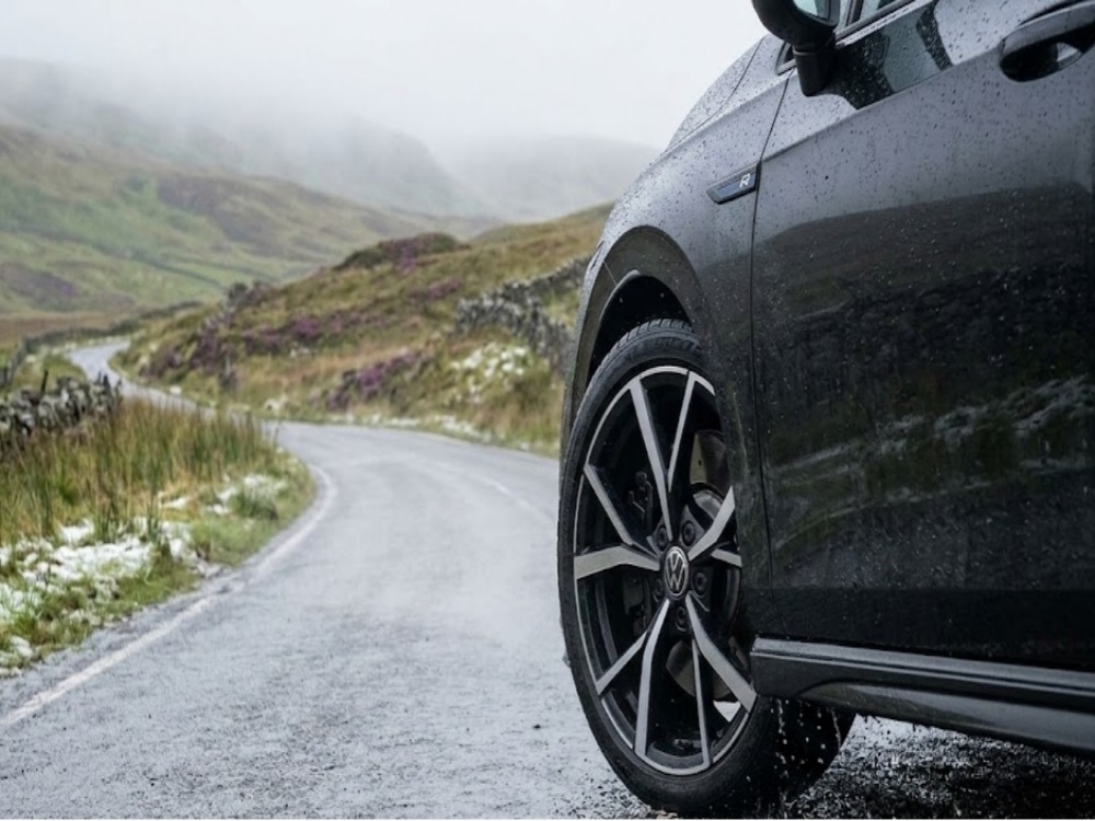 How do High-Performance All-Season Tires Handle Britain’s Unpredictable Rain and Occasional Snow